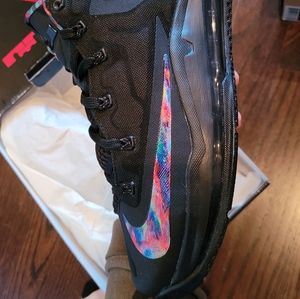 Max Lebron XI low "Gum"